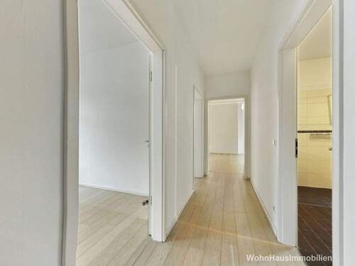 Alle Zimmer sind vom Flur aus erreichbar - 