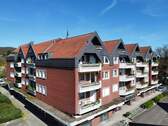 Hausansicht - Ganz weit oben! Rooftop-Maisonette-Wohnung mit zwei Balkonen und Weitblick