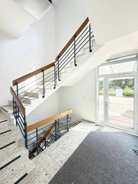 Treppenhaus - Gewerbeobjekt (Büro, Produktion, Verkauf) in Stuhr zum Kaufen