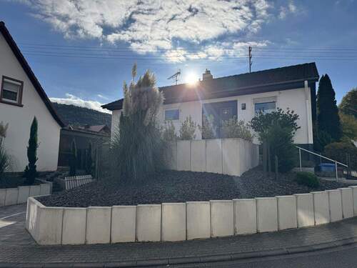 Haus Außenansicht - 5 Zimmer Einfamilienhaus zum Kaufen in Lug