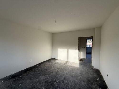 Leeres Wohnzimmer renoviert - 