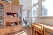 Wohnzimmer/Balkon - 3 Zimmer Etagenwohnung in München