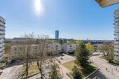 Ausblick Balkon - Etagenwohnung mit 70,00 m&sup2; in München zum Kaufen