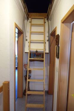 21 Klapptreppe zum Spitzboden.JPG - 