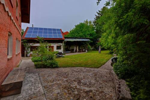 Blick v. der Terrasse zur Werkstatt mit Freisitz - 