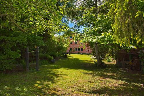 Blick v. Ost nach West zum Haupthaus - 