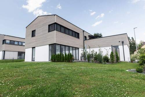 Moderne Außenfassade - Moderne 3-Zimmer Wohnung in Oberviechtach