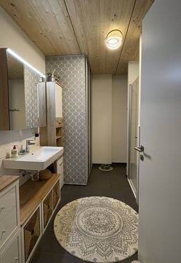 Bad mit Dusche und Badewanne - 