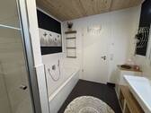 Badewanne und Dusche - 