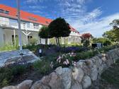 liebevoll angelegter Vorgarten - Etagenwohnung mit 89,00 m&sup2; in Ostseebad Ahrenshoop zum Kaufen