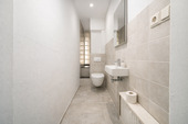 Renoviertes Gästebad in neutralem Design - 