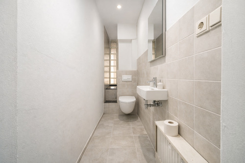 Renoviertes Gästebad in neutralem Design - 