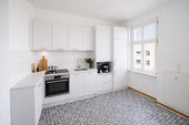 renovierte Küche mit minimalistischen Akzenten - 