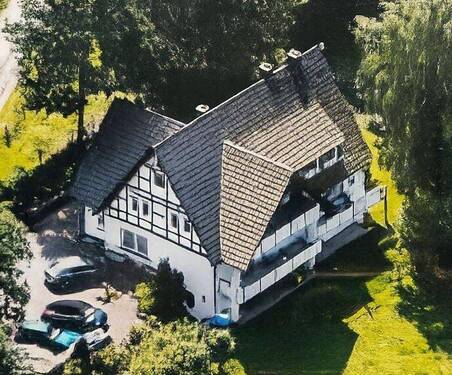 älteres Luftbild - 2-FH am Waldrand mit großem Grundstück u. Jagdhütte in Harbecke!