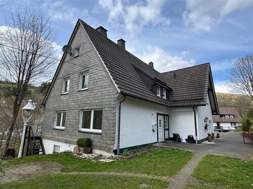 EG_Garten-Ansicht - 9 Zimmer Mehrfamilienhaus, Wohnhaus in Schmallenberg