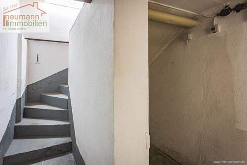 Kellertreppe und Stauraum - 