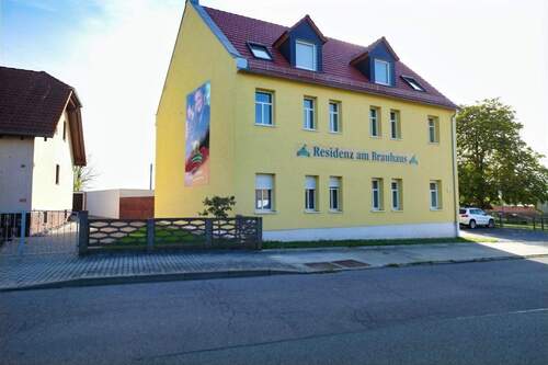 Hausansicht - 1 Zimmer Mehrfamilienhaus, Wohnhaus zum Kaufen in Schkopau