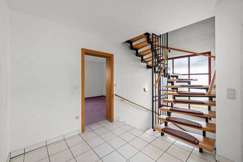 Treppenhaus OG - Einfamilienhaus mit 120,00 m&sup2; in Nürnberg zum Kaufen