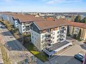 Ansicht Haus mit Umgebungsbebauung - Helle 4-Zimmer-Wohnung mit praktischer Raumaufteilung und viel Nutzfläche