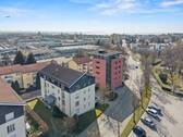 Ansicht Haus mit Umgebungsbebauung - 4 Zimmer Etagenwohnung in Friedrichshafen