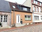 Hausansicht vorne - Charmantes Stadthaus in Laage - 157.000,00 EUR Kaufpreis, ca.  95,00 m² Wohnfläche