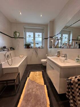 Bad mit Wanne - 