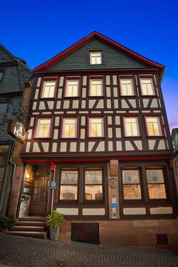 Ansicht von der Straße - **Traditionshaus Grimmelshausen Hotel in der Barbarossastadt Gelnhausen**