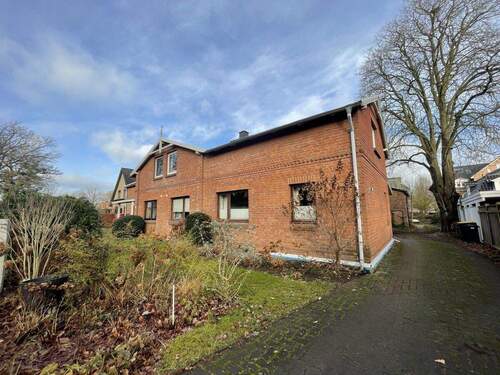 Außenansicht Mehrfamilienhaus vorne - Allrounder: Mehrfamilienhaus mit drei Wohneinheiten und Doppelhaus Baugrundstück