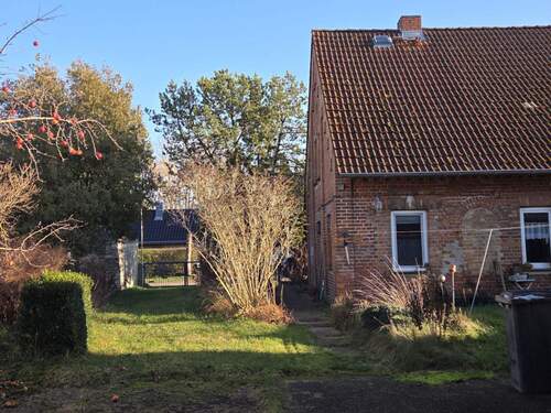 Haus und Auffahrt - 4 Zimmer Doppelhaushälfte zum Kaufen in Gnoien