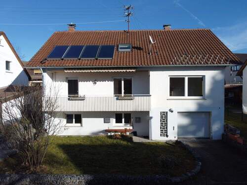 Strassenansicht - 7 Zimmer Mehrfamilienhaus, Wohnhaus zum Kaufen in Meßstetten