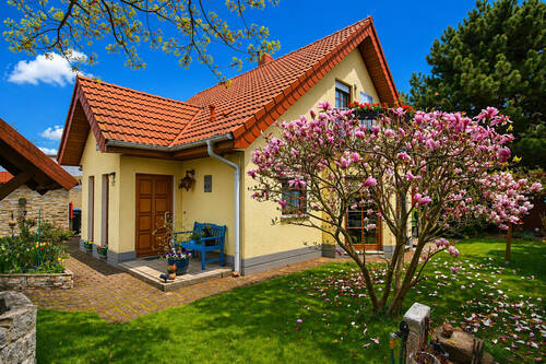 Hausansicht - Attraktives Einfamilienhaus in ruhiger Lage mit traumhaftem Garten und Kirchturmblick