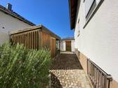 Zugang Garage - nebst Gartenhaus & Kräuterecke - 