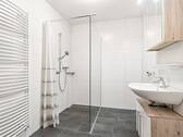 Badezimmer mit Dusche - 
