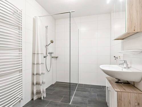 Badezimmer mit Dusche - 