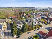 Ansicht Haus mit Umgebungsbeauung - Ruhig gelegen & gut geschnitten - 4 Zimmer im Erdgeschoss