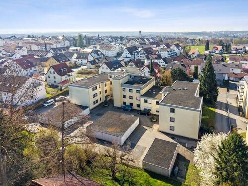 Ansicht Haus mit Umgebungsbeauung - 4 Zimmer Etagenwohnung zum Kaufen in Friedrichshafen
