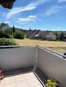 .. mit schöner Aussicht ! - Gepflegte 3 Zimmerwohnung mit sonnigem Balkon und Garage in Eibelstadt !