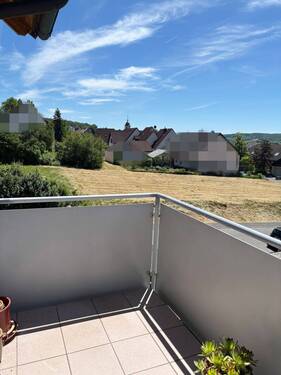 .. mit schöner Aussicht ! - Gepflegte 3 Zimmerwohnung mit sonnigem Balkon und Garage in Eibelstadt !