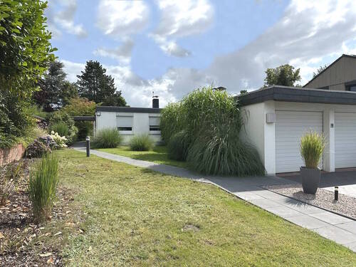 Bild 1 - PURNHAGEN-IMMOBILIEN - St. Magnus - ebenerdiges Architektenhaus mit Vollkeller und Doppelgarage