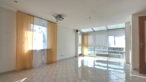 Wohnzimmer EG Wohnung - Mehrfamilienhaus, Wohnhaus mit 215,00 m&sup2; in Rutesheim zum Kaufen