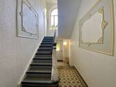 Treppenhaus mit Hintereingang - 