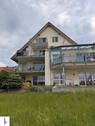 Hausansicht hinten - Charmante 3-Zimmer Eigentumswohnung mit großem Balkon und Blick ins Grüne