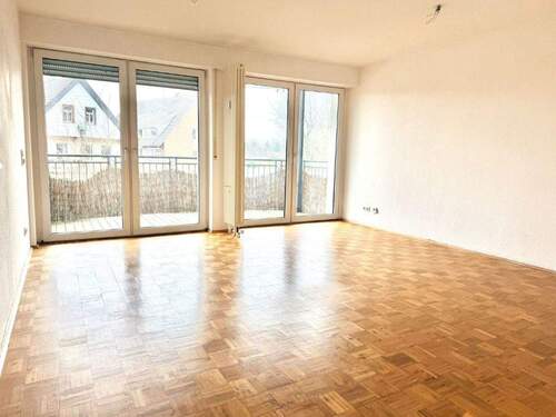 Wohnzimmer mit Balkon - 