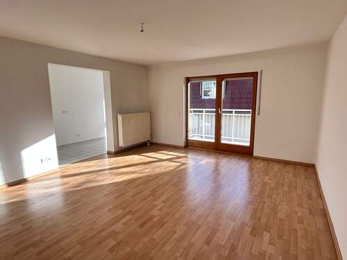 Wohnzimmer - GERÄUMIGE WOHNUNG MIT BALKON UND CARPORT IM SCHÖNEN RABENSTEIN