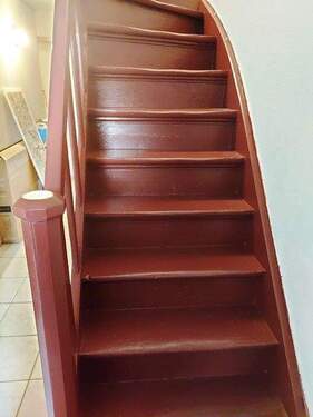 Holztreppe ins Obergeschoss - 