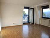 Wohnzimmer - Helle 2-Zimmer-Dachgeschosswohnung mit Stadtblick, Balkon & Garage – 62 m² – bezugsfähig ab ca. 15.11.2025