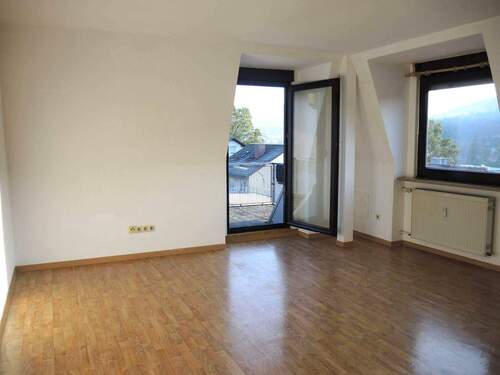 Wohnzimmer - Helle 2-Zimmer-Dachgeschosswohnung mit Stadtblick, Balkon & Garage – 62 m² – bezugsfähig ab ca. 15.11.2025