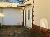 Garage und Hauseingang - 