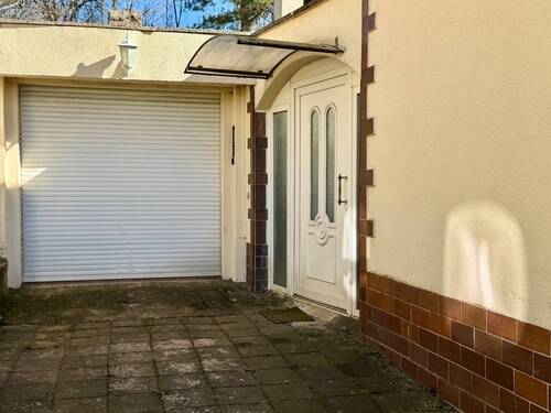 Garage und Hauseingang - 