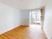 Ansicht I: Wohnzimmer - Lichtdurchflutetes Wohnglück: 2-Zimmer-Wohnung mit vollverglastem Erker & Tageslichtbad